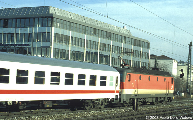 Eine 1044 vor dem EC 13 PAGANINI (M&uuml;nchen Hbf 15:30 - Verona PN 21:01) (M&uuml;nchen Heimeranplatz, Fr&uuml;hling 2002).
