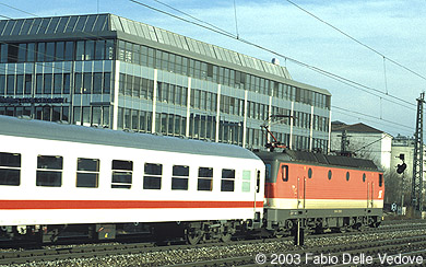 Eine 1044 vor dem EC 13 PAGANINI (M&uuml;nchen Hbf 15:30 - Verona PN 21:01) (M&uuml;nchen Heimeranplatz, Fr&uuml;hling 2002).