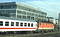Eine 1044 vor dem EC 13 PAGANINI (M&uuml;nchen Hbf 15:30 - Verona PN 21:01) (M&uuml;nchen Heimeranplatz, Fr&uuml;hling 2002).