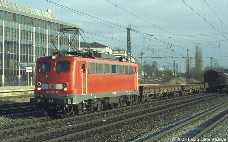 140 389-8 ist mit einem G&uuml;terzug in Richtung M&uuml;nchen Laim unterwegs (M&uuml;nchen Heimeranplatz, Fr&uuml;hling 2002).