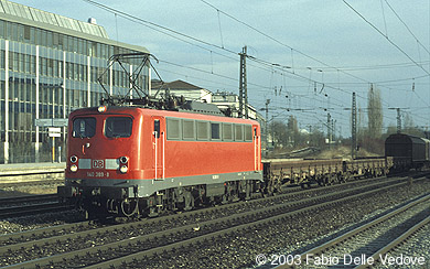 140 389-8 ist mit einem G&uuml;terzug in Richtung M&uuml;nchen Laim unterwegs (M&uuml;nchen Heimeranplatz, Fr&uuml;hling 2002).