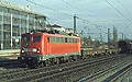 140 389-8 ist mit einem G&uuml;terzug in Richtung M&uuml;nchen Laim unterwegs (M&uuml;nchen Heimeranplatz, Fr&uuml;hling 2002).