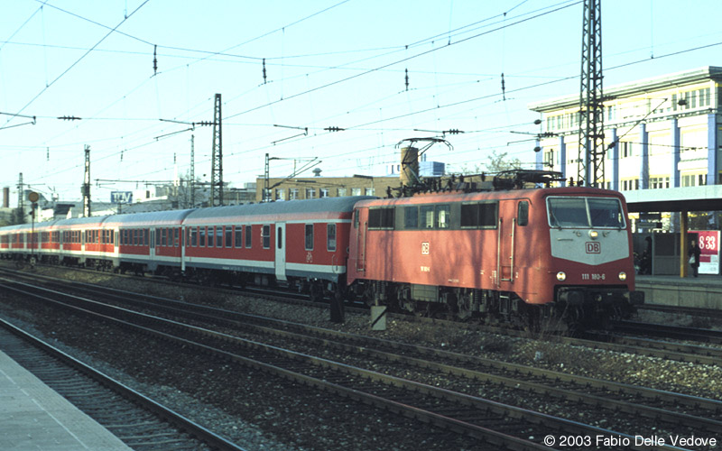 RB 31039 (M&uuml;nchen Hbf 16:00 - Rosenheim 16:47) mit 111 180-6 (M&uuml;nchen Heimeranplatz, Fr&uuml;hling 2002).
