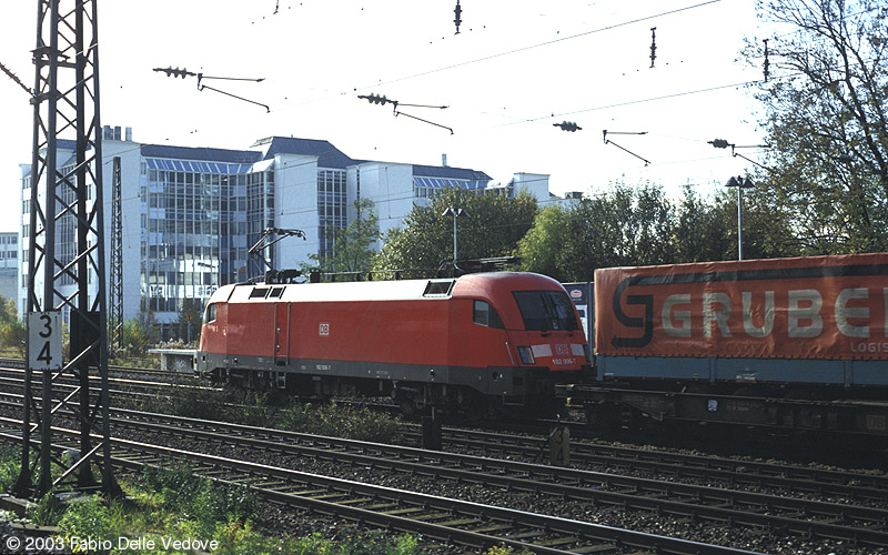 182 006-7 ist um 10:10 Uhr mit einem G&uuml;terzug in Richtung M&uuml;nchen Ostbahnhof unterwegs (M&uuml;nchen Heimeranplatz, Oktober 2002).
