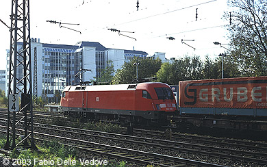 182 006-7 ist um 10:10 Uhr mit einem G&uuml;terzug in Richtung M&uuml;nchen Ostbahnhof unterwegs (M&uuml;nchen Heimeranplatz, Oktober 2002).