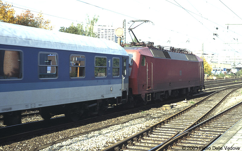 Hier rauscht der erste von drei Z&uuml;gen aus &Ouml;sterreich vorbei. Der IR 2190 (Salzburg Hbf 8:36 - Rosenheim 9:40/9:41 - M&uuml;nchen Hbf 10:20) wird von einer orientroten 120 gezogen (M&uuml;nchen Heimeranplatz, Oktober 2002).