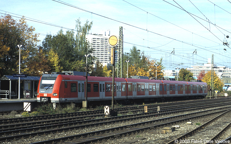 Soeben kommt ein 423er-Kurzzug als S 20 (Pasing 10:16 - Heimeranplatz 10:22 - Deisenhofen 10:35) am Gleis 11 an (M&uuml;nchen Heimeranplatz, Oktober 2002).