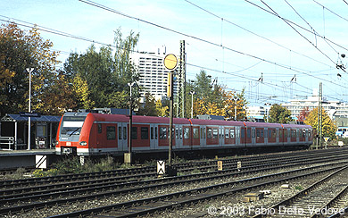 Soeben kommt ein 423er-Kurzzug als S 20 (Pasing 10:16 - Heimeranplatz 10:22 - Deisenhofen 10:35) am Gleis 11 an (M&uuml;nchen Heimeranplatz, Oktober 2002).