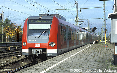 Der Vollzug S 7 8236 (H&ouml;henkirchen-Siegertsbrunn 9:49 - M&uuml;nchen Ost 10:12/10:14 - M&uuml;nchen Hbf (tief) 10:22 - Wolfratshausen 11:03) mit 423 137-9 f&auml;hrt p&uuml;nktlich um 10:28 Uhr ein (M&uuml;nchen Heimeranplatz, Oktober 2002).