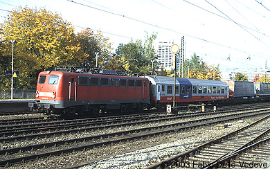Um 10:33 Uhr f&auml;hrt eine "Rollende Landstra&szlig;e" durch. Die 139 250-5 gibt sich ganz modern in verkehrsrot und mit Einholmstromabnehmern (M&uuml;nchen Heimeranplatz, Oktober 2002).