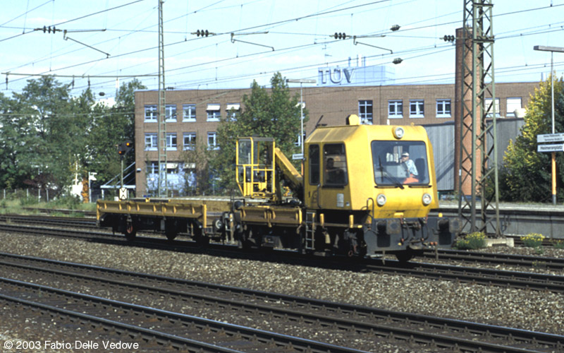 Um 10:59 Uhr brummt ein moderner Schwer-Kleinwagen (Rottenkraftwagen) vom Hauptbahnhof in Richtung Ost (M&uuml;nchen Heimeranplatz, Oktober 2002).