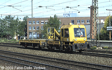 Um 10:59 brummt ein moderner Schwer-Kleinwagen (Rottenkraftwagen) vom Hauptbahnhof in Richtung Ost (M&uuml;nchen Heimeranplatz, Oktober 2002).-