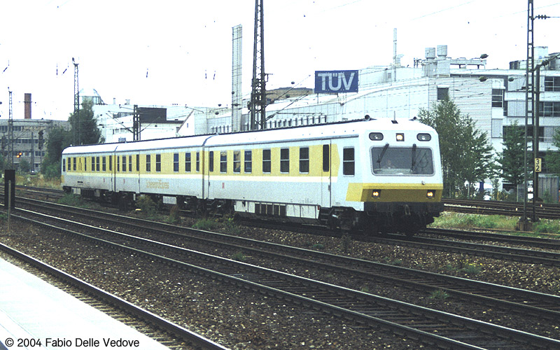 Der Schienenpr&uuml;fexpress auf dem Weg vom Hauptbahnhof zum Ostbahnhof (M&uuml;nchen Heimeranplatz, September, 2003).