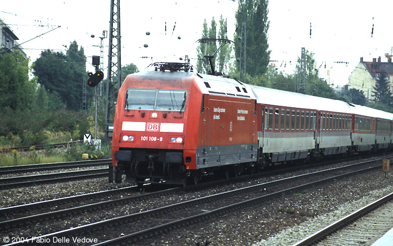 Um 15:19 Uhr kommt die 101 108-9 mit dem AZ 1420 (M&uuml;nchen Ost 15:11 - Ingolstadt 16:19 - D&uuml;sseldorf 22:25) vorbei. Mit der Aufschrift "Unsere Z&uuml;ge schonen die Umwelt" macht sie Eigenwerbung f&uuml;r die DB (M&uuml;nchen Heimeranplatz, September 2003).