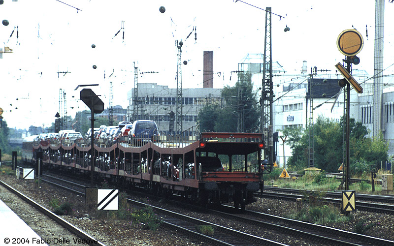 Die vielen Autos, die der AZ 1420 transportiert, unterstreichen das Werbemotto der Lok (M&uuml;nchen Heimeranplatz, September 2003).