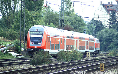 Seit kurzem sind die neuen Doppelstock-Steuerwagen auf dieser Strecke im Einsatz, hier an der Spitze der RB 31436 (M&uuml;hldorf (Obb) 14:31 - M&uuml;nchen Ost 15:28 - M&uuml;nchen Hbf 15:41) (M&uuml;nchen Heimeranplatz, September, 2003).