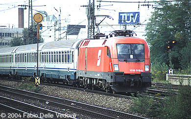 Der EC 83 PAGANINI (M&uuml;nchen Hbf 15:30 - Rosenheim 16:10/12 - Innsbruck Hbf 17:21/17:27 - Brennero/Brenner 18:04/18:16 - Verona Porta Nuova 21:01) besteht aus FS-Wagen in der neuesten Lackierung und wird von der 1016 019-0 gezogen (M&uuml;nchen Heimeranplatz, September 2003)