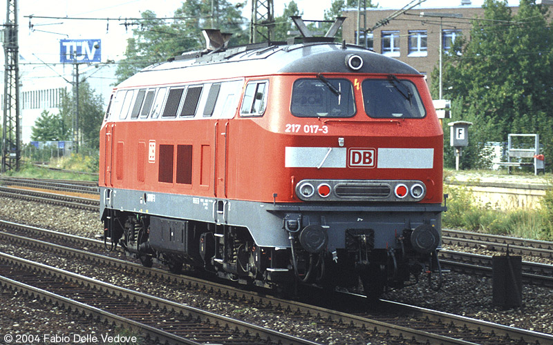Gegen 16 Uhr kommt die 217 017-3 vorbei. Sie ist auf dem Weg nach Laim, wo sie Langschienenwagen abholt (M&uuml;nchen Heimeranplatz, September 2003).