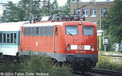 Richtung Kufstein eilt 110 223-5 mit dem RE 31103 (M&uuml;nchen Hbf 16:09 - M&uuml;nchen Ost 16:16/16:18 - Rosenheim 16:49/16:51 - Kufstein 17:21) (M&uuml;nchen Heimeranplatz, September, 2003).