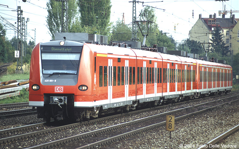 Um 16:15 Uhr ist 425 551-9 zusammen mit einem weiteren 425 auf Dienstfahrt in Richtung Laim/Pasing (M&uuml;nchen Heimeranplatz, September 2003).