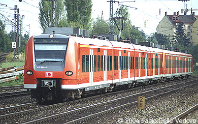 Um 16:15 Uhr ist 425 551-9 zusammen mit einem weiteren 425 auf Dienstfahrt in Richtung Laim/Pasing (M&uuml;nchen Heimeranplatz, September 2003).
