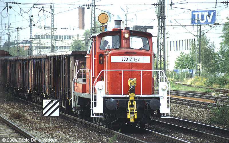 363 711-3 ist mit einem kurzen G&uuml;terzug um 16:23 Uhr nach M&uuml;nchen S&uuml;d unterwegs (M&uuml;nchen Heimeranplatz, September 2003).