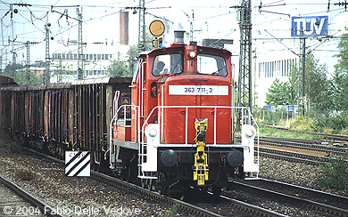363 711-3 ist mit einem kurzen G&uuml;terzug um 16:23 Uhr nach M&uuml;nchen S&uuml;d unterwegs (M&uuml;nchen Heimeranplatz, September 2003).