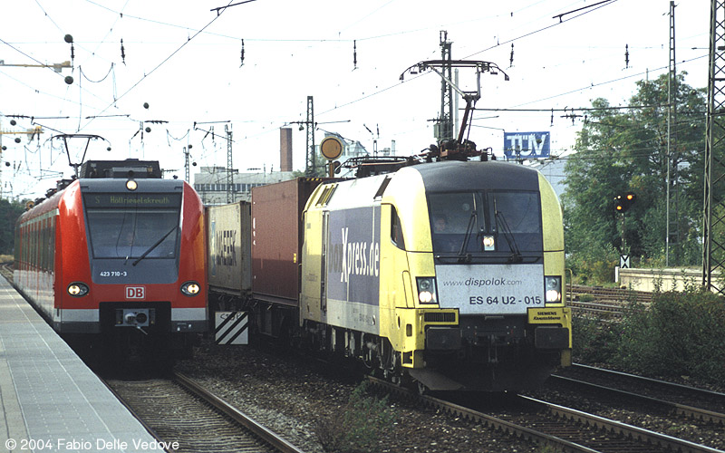 Links h&auml;lt gerade 423 710-3 bzw. S 8336 (Pasing 16:36 - Heimeranplatz 16:42 - H&ouml;llriegelskreuth 16:56), rechts f&auml;hrt der boxXpress mit ES 64 U2 - 015 in Richtung M&uuml;nchen Ost vorbei (M&uuml;nchen Heimeranplatz, September 2003).