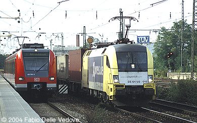 Links h&auml;lt gerade 423 710-3 bzw. S 8336 (Pasing 16:36 - Heimeranplatz 16:42 - H&ouml;llriegelskreuth 16:56), rechts f&auml;hrt der boxXpress mit ES 64 U2 - 015 in Richtung M&uuml;nchen Ost vorbei (M&uuml;nchen Heimeranplatz, September 2003).