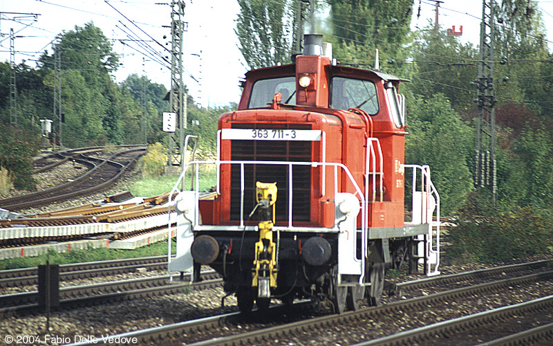 Um 16:46 Uhr kommt 363 711-3 aus M&uuml;nchen S&uuml;d zur&uuml;ck (M&uuml;nchen Heimeranplatz, September, 2003).