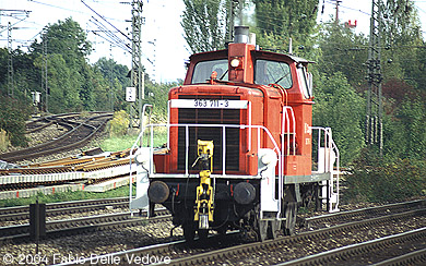 Um 16:46 Uhr kommt 363 711-3 aus M&uuml;nchen S&uuml;d zur&uuml;ck (M&uuml;nchen Heimeranplatz, September, 2003).