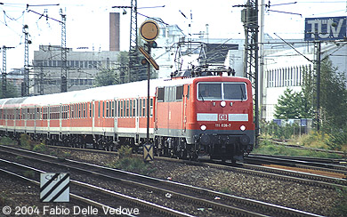 Den RE 31105 (M&uuml;nchen Hbf 17:00 Uhr - M&uuml;nchen Ost 17:07/17:08 - Rosenheim 17:39/17:41 - Kufstein 18:11) zieht die 111 028-7 (M&uuml;nchen Heimeranplatz, September 2003).