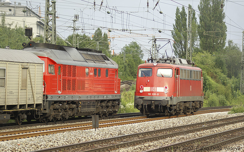 233 040-5 schiebt den Unkrautvernichtungszug. 110 339-9 ist in Richtung M&uuml;nchen Ost unterwegs.