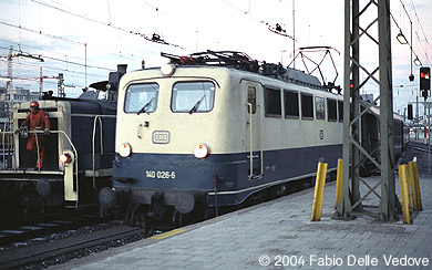 140 026-6 stellt die Wagen f&uuml;r den Sonderzug im Starnberger Bahnhof bereit (M&uuml;nchen Hauptbahnhof, 1990).