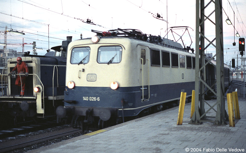 140 026-6 stellt die Wagen f&uuml;r den Sonderzug im Starnberger Bahnhof bereit (M&uuml;nchen Hauptbahnhof, 1990).
