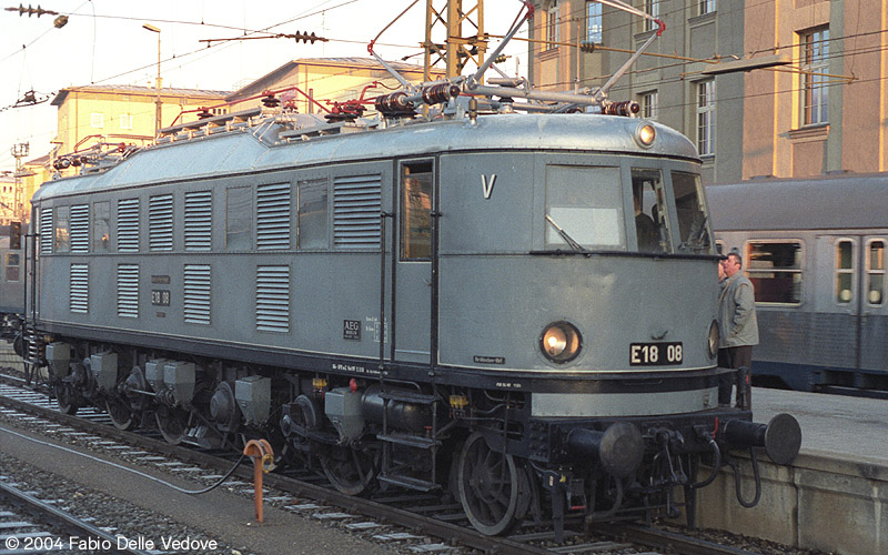 Gleich nach der Ankunft werden die F&uuml;hrerst&auml;nde der E 18 08 gest&uuml;rmt (M&uuml;nchen Hauptbahnhof, 1990).
