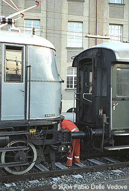 Jetzt wir die E 18 08 an ihren Zug angekuppelt (M&uuml;nchen Hauptbahnhof, 1990).