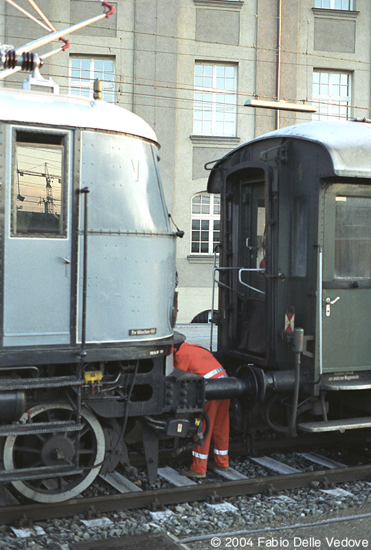 Jetzt wir die E 18 08 an ihren Zug angekuppelt (M&uuml;nchen Hauptbahnhof, 1990).