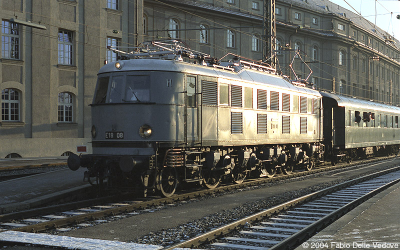Abfahrt des Sonderzuges zur Karwendelrundfahrt (M&uuml;nchen Hauptbahnhof, 1990).