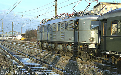 Beide F&uuml;hrerst&auml;nde der E 18 08 sind besetzt (M&uuml;nchen Hauptbahnhof, 1990).
