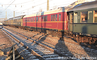 Der rote Sch&uuml;rzen-Speisewagen vom EK ist auch mit dabei (M&uuml;nchen Hauptbahnhof, 1990).
