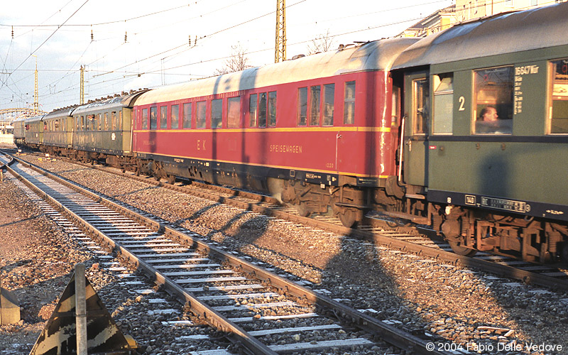 Der rote Sch&uuml;rzen-Speisewagen vom EK ist auch mit dabei (M&uuml;nchen Hauptbahnhof, 1990).