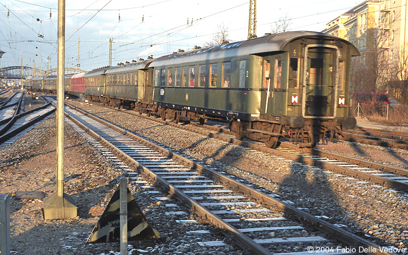 Bemerkenswert sind die Zugschlu&szlig;scheiben (M&uuml;nchen Hauptbahnhof, 1990).