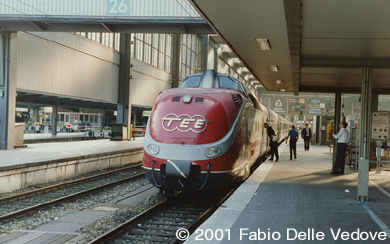 Zum Vergr&ouml;&szlig;ern klicken - Soeben ist der TEE-Triebzug in den M&uuml;nchner Hauptbahnhof eingefahren. Kaum ein Eisenbahnfreund hat sich am fr&uuml;hen Morgen eingefunden (1989).