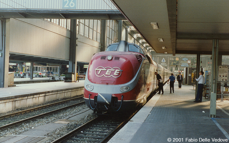 Soeben ist der TEE-Triebzug in den M&uuml;nchner Hauptbahnhof eingefahren. Kaum ein Eisenbahnfreund hat sich am fr&uuml;hen Morgen eingefunden (1989).
