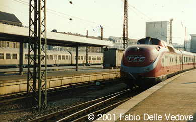 Zum Vergr&ouml;&szlig;ern klicken - Nach wenigen Minuten f&auml;hrt der Vt 11.5 weiter nach Straubing. Die Silberlinge im Hintergrund sind inzwischen auch schon Eisenbahnnostalgie (M&uuml;nchen Hauptbahnhof, 1989).