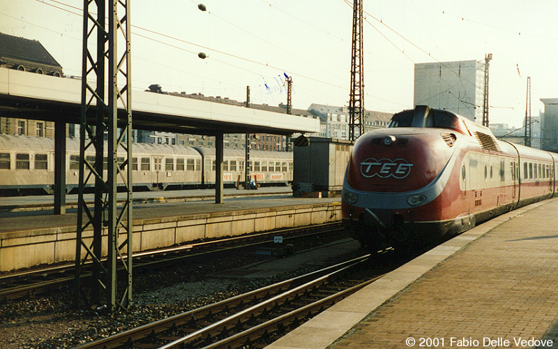 Nach wenigen Minuten f&auml;hrt der Vt 11.5 weiter nach Straubing. Die Silberlinge im Hintergrund sind inzwischen auch schon Eisenbahnnostalgie (M&uuml;nchen Hauptbahnhof, 1989).