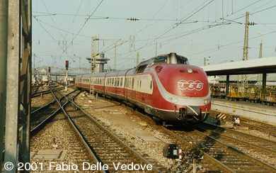 Zum Vergr&ouml;&szlig;ern klicken - Der TEE-Triebzug verl&auml;&szlig;t den M&uuml;nchner Hauptbahnhof in Richtung Straubing (1989).