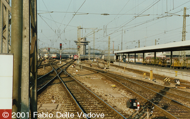 Zum Vergr&ouml;&szlig;ern klicken - Langsam entschwindet der Vt 11.5 in der Ferne, w&auml;hrend sich eine 103 mit einem Intercity n&auml;hert (M&uuml;nchen Hauptbahnhof, 1989).