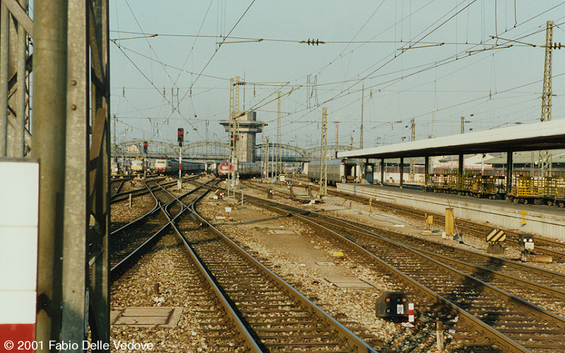 Langsam entschwindet der Vt 11.5 in der Ferne, w&auml;hrend sich eine 103 mit einem Intercity n&auml;hert (M&uuml;nchen Hauptbahnhof, 1989).